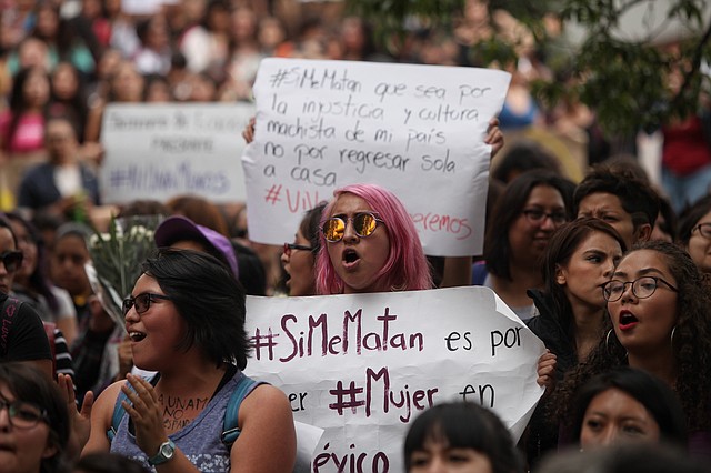 MÉXICO. Manifestantes gritan consignas durante una protesta en contra de la violencia de género, tras el feminicidio de una joven el viernes 5 de mayo de 2017.