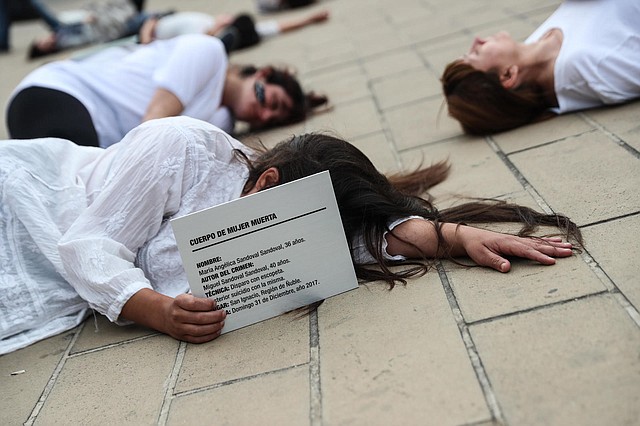 PROTESTA. Un grupo de mujeres realiza una manifestación creativa en Chile para llamar la atención sobre los casos de feminicidio.
