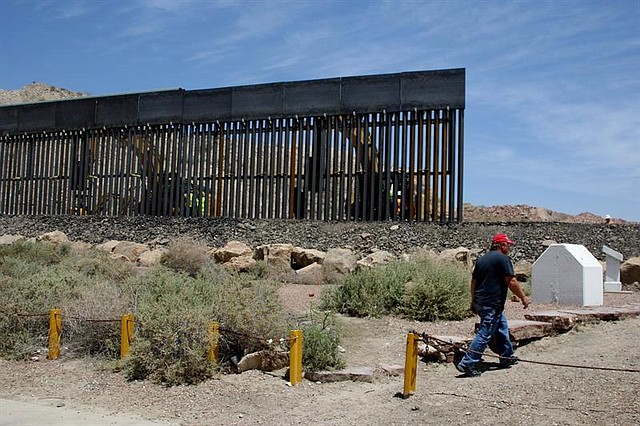 FRONTERA. Fotografía del 26 de mayo de 2019 que muestra el muro que construye Jeff Allen (dcha), un ciudadano estadounidense de 56 años.