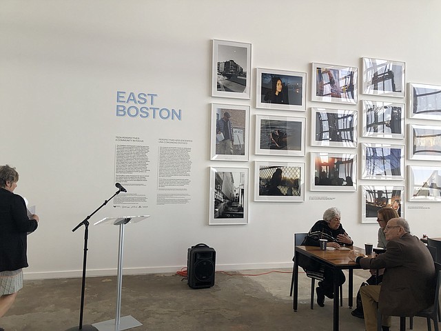 Una de las galerías está dedicada a exponer fotografías de jóvenes residentes de East Boston