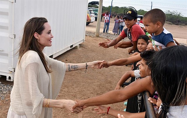 COLOMBIA. - La actriz estadounidense Angelina Jolie, enviada especial de Acnur, saluda este sábado a varios niños, en Maicao