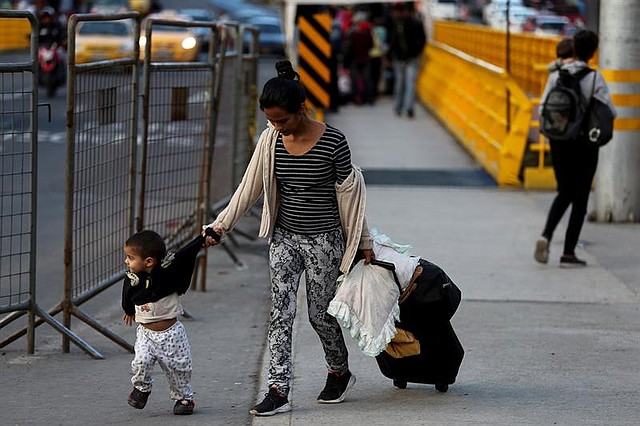 Migrantes venezolanos llegan el miércoles 12 de junio al puente de Rumichaca, en la frontera de Ecuador con Colombia.