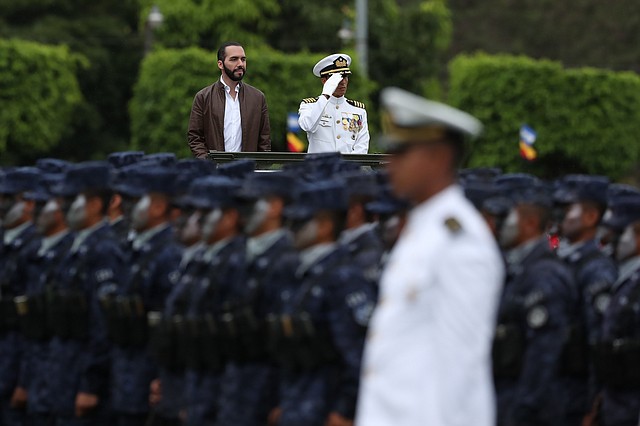 DEFENSA. Nayib Bukele hace revista de tropas durante su primer acto oficial como comandante general de las Fuerzas Armada, el martes 12 de junio.