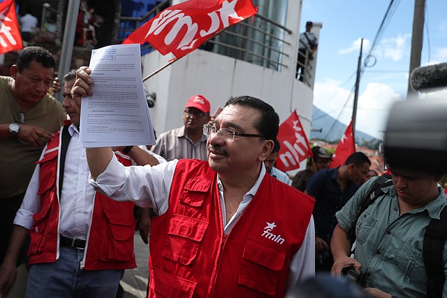 DENUNCIA. El secretario general del FMLN, Medardo González, muestra un documento presentado el lune, 10 de junio, ante la Fiscalía General contra Bukele.