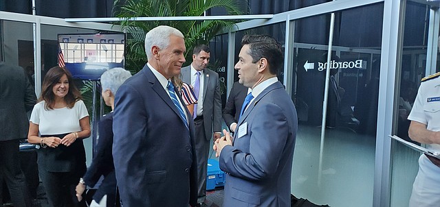 Foto del embajador de Guaidó en Estados Unidos, Carlos Vecchio, junto con Mike Pence, vicepresidente estadounidense.