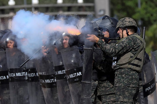 TEGUCIGALPA. Miembros de la policía militar reprimen con gas lacrimógeno una manifestación estudiantil.