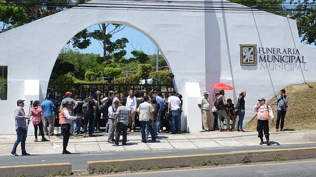 Los restos de Óscar y su bebé serán velados en la funeraria municipal y posterior sepultados en el cementerio La Bermeja.
