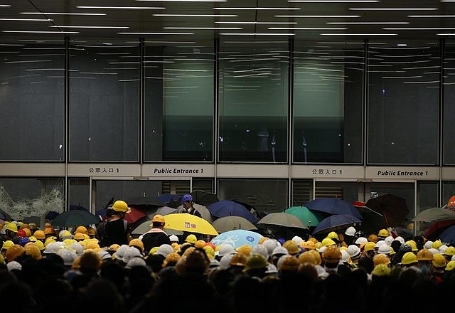 CRISIS. Hongkoneses tratan de irrumpir en la sede del Parlamento tras protesta masiva