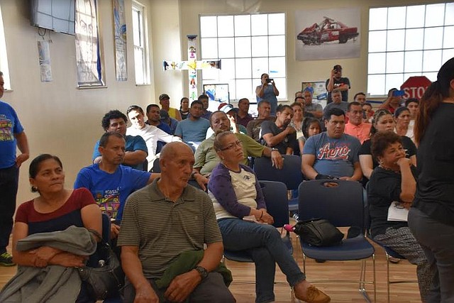 VENCIMIENTO. Muchos centroamericanos mostraron que sus licencias de conducir expiran más allá de la fecha de vencimiento del TPS.