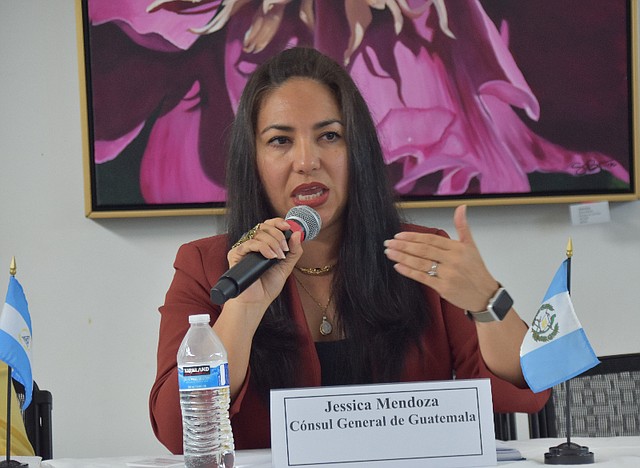 PROTECCIÓN. La cónsul general de Guatemala en Washington, Jessica Mendoza, explica que la protección a los inmigrantes está presente en los servicios consulares de sus 19 sedes en EEUU