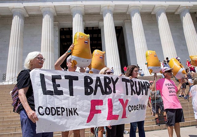 POLÍTICA. Miembros de la organización CodePink celebran una conferencia de prensa en el Lincoln Memorial mientras continúan los preparativos para las celebraciones del Día de la Independencia de los Estados Unidos