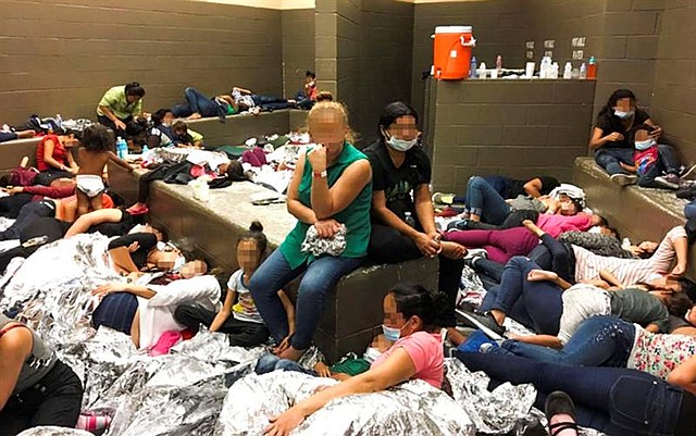 Fotografía del 11 de junio de 2019, cedida por el departamento de Seguridad Nacional que muestra condiciones de hacinamiento en el puesto de McAllen de la Patrulla Fronteriza de los Estados Unidos, en McAllen, Texas.
