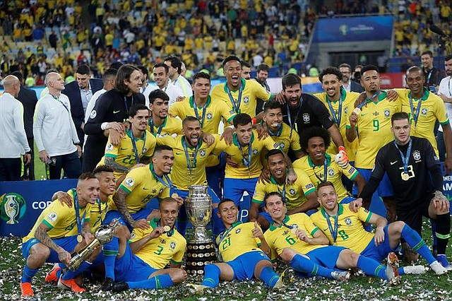 TORNEO. Jugadores de Brasil celebran con el trofeo de la Copa América de Fútbol 2019, en el Estadio Maracanã de Río de Janeiro, Brasil, el 7 de julio de 2019.