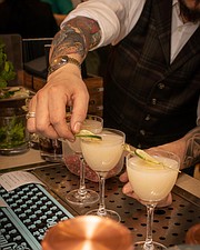 ¡SALUD! El menú de cocteles incluye deliciosas bebidas artesanales, vinos mexicanos y margaritas. FOTO: Buena Vida Facebook