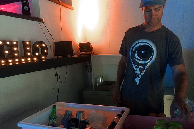 Joshua Grigaitis organiza bebidas sin alcohol un sábado por la noche. Desde bares sin tragos hasta zonas libres de sustancias en conciertos, delimitadas con globos amarillos, surgen lugares sobrios en todo el país, que prometen una alternativa saludable para las personas en recuperación y aquellos que simplemente quieren beber menos. (Laura Ungar/KHN)