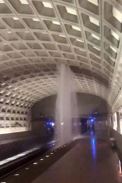 Caída de agua desde el techo de la estación de Metro de Virginia Square en Arlington. | Foto: redes sociales/Hugo Dante/@hugodantejr