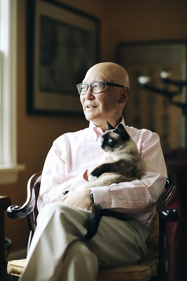 Naito abraza a su gata, Dolly, en su casa de Portland, Oregon, en mayo de 2019. Su mala experiencia en la forma en que recibió su diagnóstico de cáncer de páncreas en estadio 4 lo decidió a compartir su experiencia con futuros médicos. (Michael Hanson para KHN)