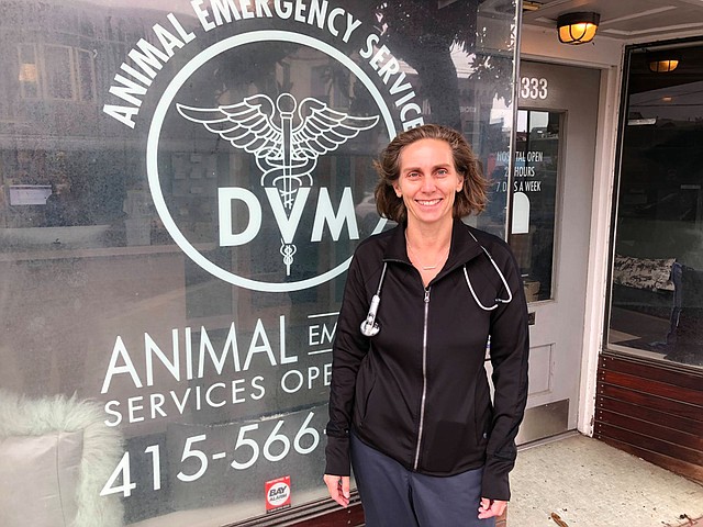 La doctora Dorrie Black trabaja en una clínica veterinaria abierta las 24 horas cerca del Golden Gate Park en San Francisco. Dice que trata a unos tres perros por semana que han ingerido marihuana. (Laura Klivans/KQED)