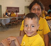 Hermanos. Matt de cinco años es el menor de todos y Jill de 13 años son dos hermanitos que están buscando una familia que los adopte a los dos. | FOTO: Olga Imbaquingo - ETL