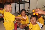 Encuentros. Los niños colombianos tendrán otros dos encuentros más para que posibles padres adoptivos los conozcan. En la foto los hermanos Matt, Jill, Henry de 12 años y en fondo Simón de 10. | FOTO: Olga Imbaquingo - ETL