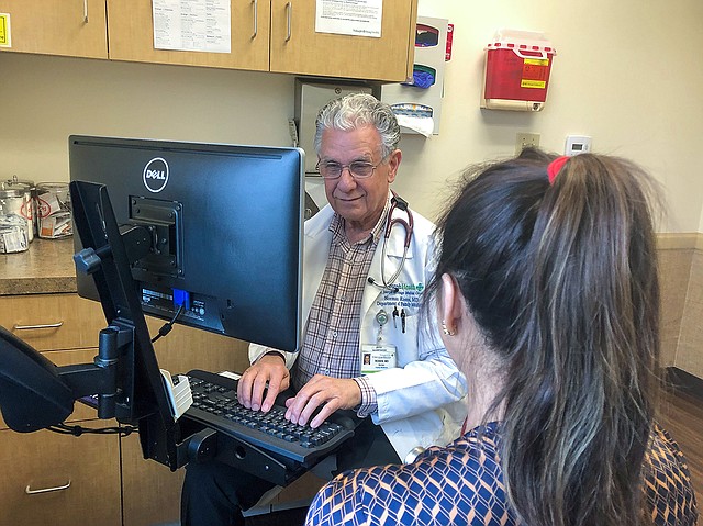 El doctor Norman Rosen, médico de familia en Orange, California, empleado por Providence St. Joseph Health System, ha estado probando este año la herramienta de precios de California Blue Shield. (Cortesía de Providence St. Joseph Health System).