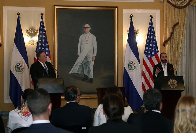 POLÍTICA. Pompeo llegó a El Salvador para revisar las acciones implementadas para frenar la migración irregular. | Foto Efe/Rodrigo Sura