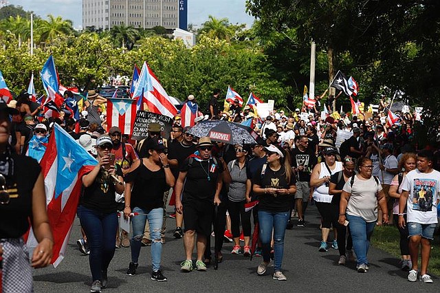 PROTESTA. Miles de puertorriqueños iniciaron este lunes la segunda marcha masiva para pedir la dimisión del gobernador de Puerto Rico, Ricardo Rosselló