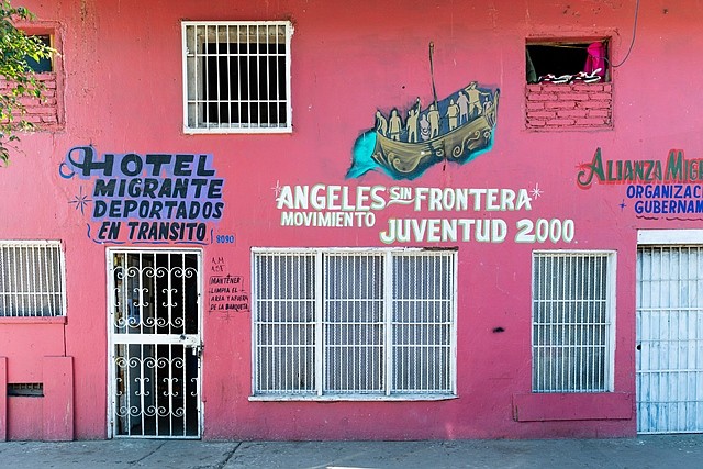 El Hotel Migrante Ángeles Sin Fronteras en Tijuana, México, sirve como hogar temporal para aproximadamente 30 de los migrantes que han llegado en grandes caravanas desde Centroamérica. El refugio alberga principalmente a familias con niños que buscan asilo en los Estados Unidos. (Heidi de Marco/KHN)