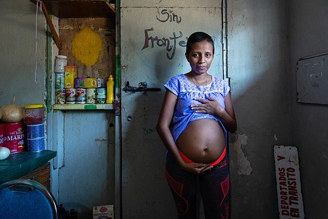 Grevy Marisela Jiménez Martínez, de 28 años, migrante de Honduras, ha estado viviendo en el refugio durante los últimos cuatro meses. Tiene casi cinco de embarazo y espera gemelos. “Espero que nazcan en los Estados Unidos. Quiero un futuro mejor para ellos", dijo. (Heidi de Marco/KHN)