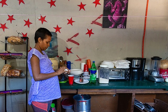 Jiménez Martínez dijo que ella y su esposo huyeron de Honduras porque no podían encontrar un trabajo estable, y sufrían el hostigamiento constante de pandillas locales en su ciudad natal de Tegucigalpa. Contó que esperó durante tres semanas en una fila en la frontera con los Estados Unidos con lo que se sentía como "miles de personas" para poder solicitar asilo. Ahora pasa sus días esperando que llamen su número para que un tribunal de inmigración de Estados Unidos pueda ver su caso. (Heidi de Marco/KHN)