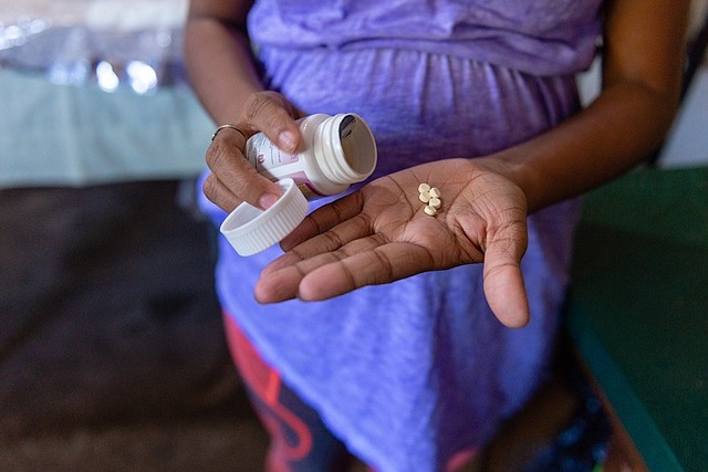 El refugio ayudó a Jiménez Martínez a obtener un ultrasonido y vitaminas prenatales de una clínica local. Ella no puede permitirse ningún otro cuidado. Saber que estaba embarazada la alentó a hacer el viaje de un mes desde Honduras a México porque dice que quiere una vida mejor para sus hijos. “Viajamos con una caravana de unas 1.300 personas. Caminamos o viajamos en tren", dijo. Si ella y su esposo no reciben asilo, planean quedarse y criar a sus hijos en Tijuana. (Heidi de Marco/KHN)