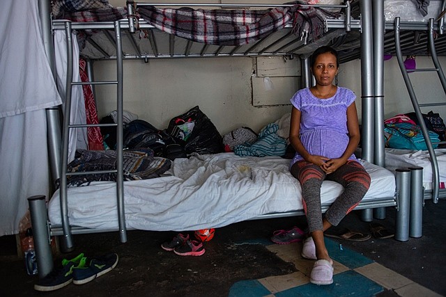 En el refugio, Jiménez Martínez comparte el nivel inferior de una litera con su esposo. "Es difícil dormir porque los bebés se mueven mucho y me mantienen despierta toda la noche", dijo. La comida no está garantizada en el refugio, por lo que su esposo corta el pelo para comprar un poco más de comida. "Tengo antojos, pero no tenemos dinero para una nutrición adecuada", contó. (Heidi de Marco/KHN)