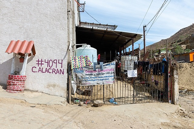 El refugio Camino de Salvación, dirigido por la iglesia Embajadores de Jesús, se encuentra en Cañón del Alacrán, en las afueras de Tijuana. Alberga a unos 75 migrantes, y comenzó a aceptar refugiados hace dos años en respuesta a un fuerte aumento en el número de solicitantes de asilo haitianos. Desde entonces ha abierto sus puertas a migrantes centroamericanos. (Heidi de Marco/KHN)