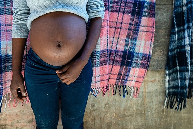 Pierre, de 26 años, tiene cuatro meses de embarazo y espera un niño. "Como mujer embarazada, nunca te sientes bien", dijo. A Pierre la examinaron médicos voluntarios que visitan el refugio y le recetaron un medicamento para aumentar su apetito. A diferencia de Jiménez Martínez, a Pierre no le importa si su hijo nace en los Estados Unidos o en México. "No importa dónde nazca, siempre y cuando esté sano", dijo. (Heidi de Marco/KHN)