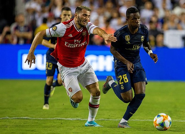 Vinícius Júnior (d) del Real Madrid disputa un balón ante Sead Kolasinac (i) del arsenal el martes 23 de julio, durante un partido de la Copa Internacional, en el Fed Ex Field de Washington. Foto Efe/Tasos Katopodis.