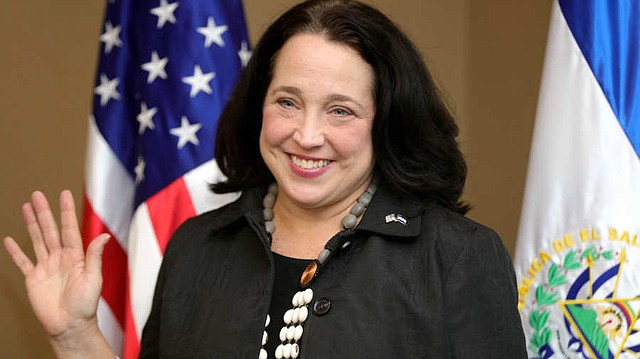 Jean Manes ha sido la embajadora de Estados Unidos en El Salvador desde el 29 de marzo de 2016 y permanecerá en el cargo hasta julio. En su última rueda de prensa, adelantó que su sucesor, Ronald Johnson, llega en momentos de cambio al país. Foto EDH/Cortesía de Embajada Americana.