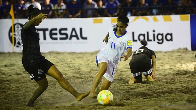Fátima Carolina Pérez, la mejor delantera de la Azul y Blanco, puso la locura en la hinchada tras anotar el 2-1 en una reñida jugada contra la portera Daniela Paulin. Foto EDH/ David Martínez.