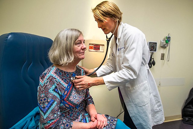 La doctora Rice chequea la respiración de Mary Heafy durante un examen de asma en la Beth Israel Deaconess Clinic. Rice le dijo a Heafy que el cambio climático parece estar extendiendo la temporada de alergias en el área de Boston. (JESSE COSTA/WBUR)