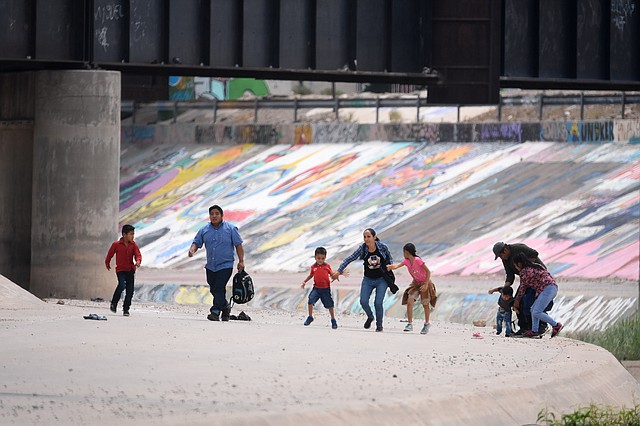 MIGRACIÓN. Ciudadanos centroamericanos ingresan a territorio estadounidense el martes, 6 de agosto, después de cruzar frontera con México. | Efe/Rey Jauregui