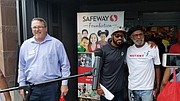 Matthew Boyd de Safeway (izq) y Santana Moss tomándose una foto con algunos asistentes al evento.