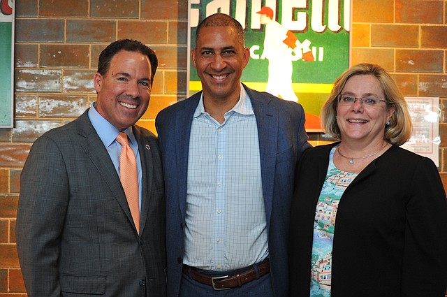 De izquierda a derecha: Eastern Bank Chair and CEO Bob Rivers, Foundation for Business Equity (FBE) Executive Director Glynn Lloyd, and Eastern EVP and FBE Board Member Nancy Stager.