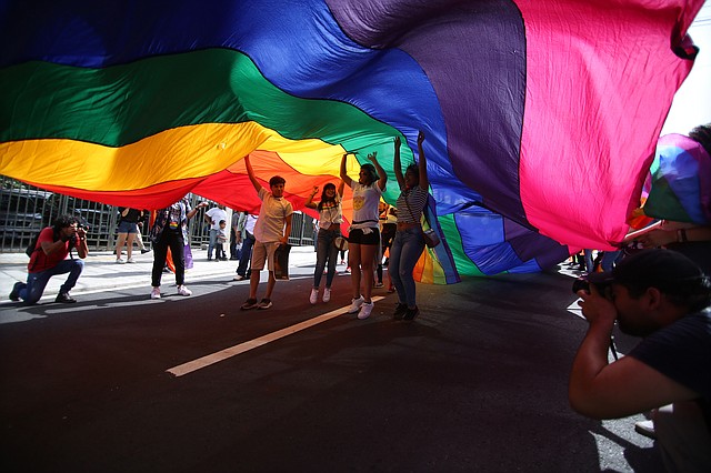 MARCHA. Salvadoreños participan en el desfile del Orgullo en San Salvador, el 30 de junio de 2018. | Efe/Miguel Lemus