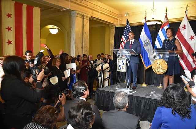 ALCALDES. La alcaldesa de Washington, DC y el alcalde de San Salvador celebraron un año de hermandad entre las capitales. | Foto: Tomás Guevara – ETL