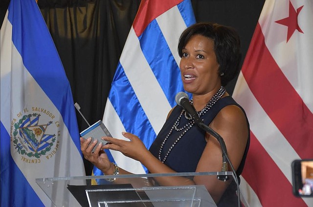 La alcaldesa Bowser recibió un regalo conmemorando la calle Washington, DC en San Salvador. | Foto: Tomás Guevara – ETL.