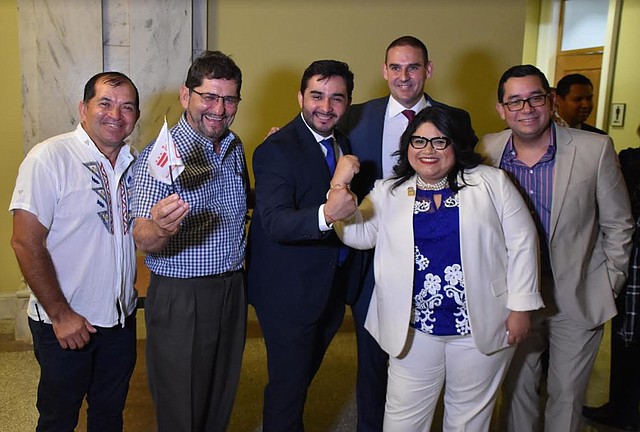 SALVADOREÑOS. (De Izq. a Der.) Francisco Ramírez, Jorge Granados, José Campos y Roberto López con el alcalde Muyshondt y Jackie Reyes, directora de MOLA. | Foto: Tomás Guevara – ETL