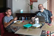 Sam y su papá, Ali, almorzando en su casa de Irvine, California. (Heidi de Marco/KHN)