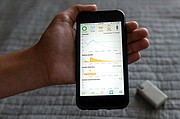 Sam monitorea sus niveles de glucosa en su teléfono, con la ayuda de una fuente de código abierto llamada Open Artificial Pancreas System (OpenAPS), conocida en la comunidad de personas con diabetes como “looping”. (Heidi de Marco/KHN)
