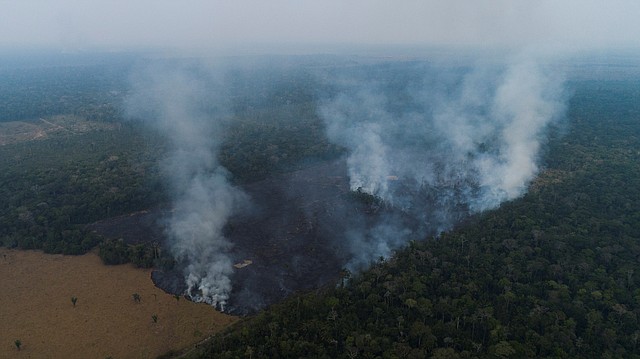 AMAZONÍA. Vista aérea de los efectos de uno de los incendios el sábado 24 de agosto en Rondonia, Brasil. El Estado brasileño inició el despliegue de militares para combatir las llamas. | Foto: Efe/Joédson Alves