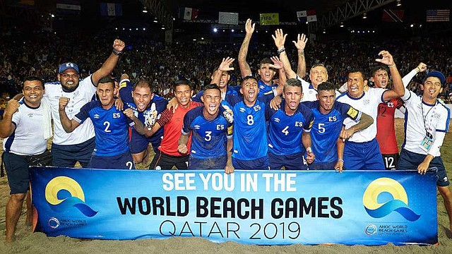 Los Guerreros celebrando el pase a Catar. | Twitter: @BeachSoccer_WW