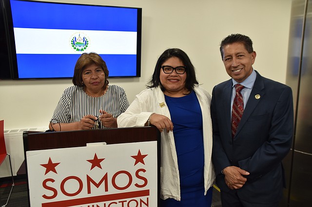 GESTIÓN. (De izq. a der.) María Patricia Corrales, presidenta de Fiesta DC; Jackie Reyes, directora de MOLA y Enoc Rubio, presidente del Comité Salvadoreño El Piche.